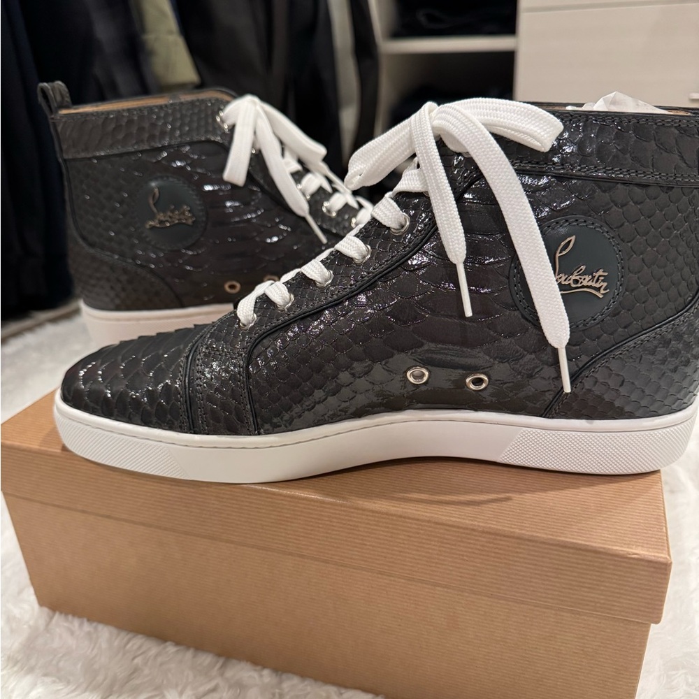 NIB LOUIS FLAT PYTHON CRYSTAL Sz 44 in color ACIER